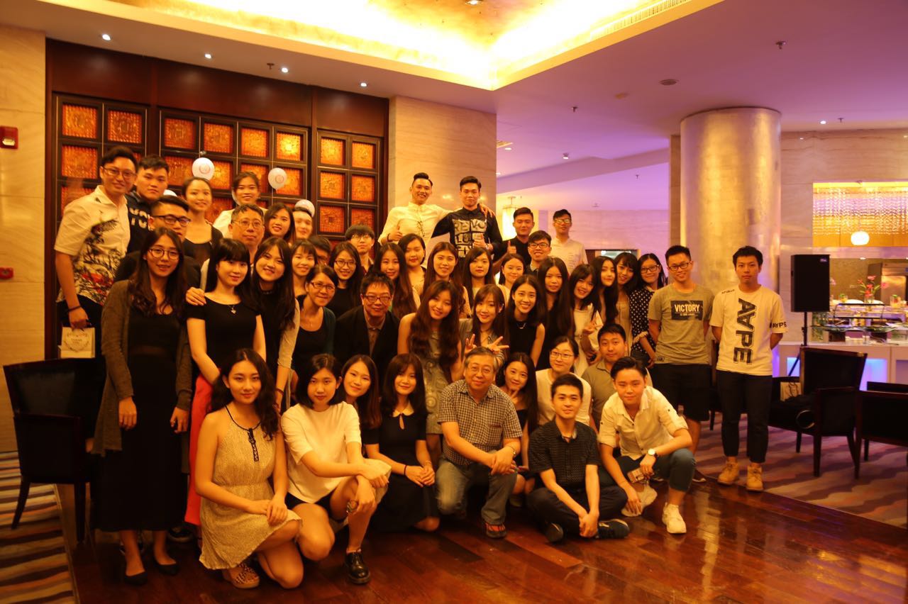 教职员与准毕业生合影