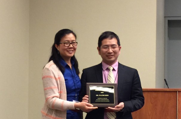 郭奕龙博士接受来自弗吉尼亚大学的前任会长的表彰