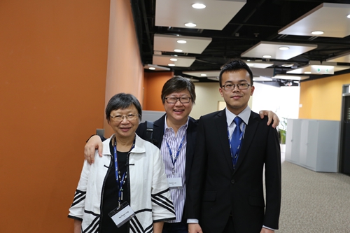 图四邓仁杰队长右与指导老师吴坤铃博士左李运桦博士中的合照